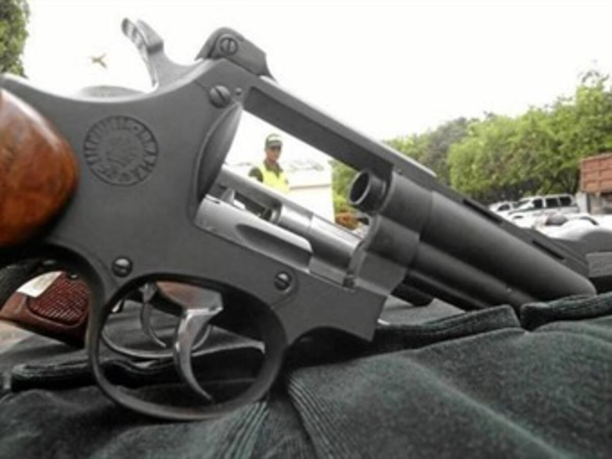 Petro pide al Ejército prorrogar restricción al porte de armas