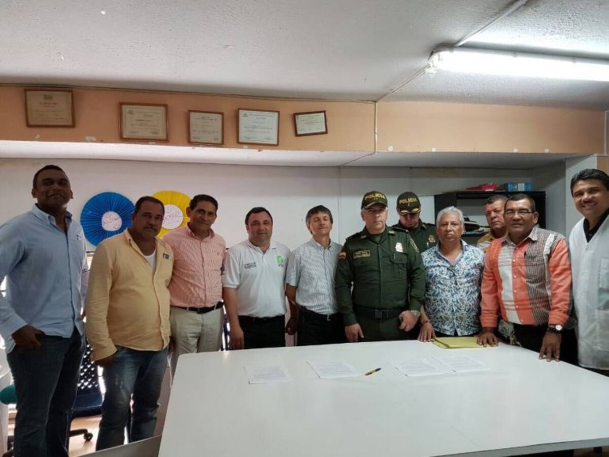 Autoridades y comerciantes acuerdan plan de seguridad para el mercado