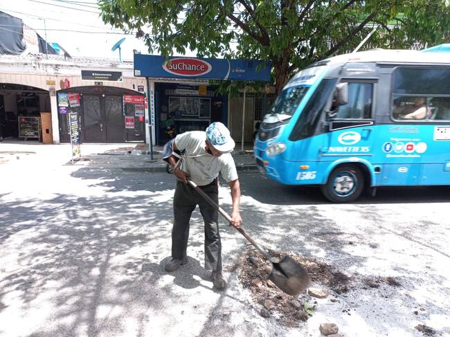 A pesar de tener uno de sus brazos afectados, producto de un accidente de tránsito que por poco le causa la muerte, este humilde ciudadano no descansa en esta bella labor.