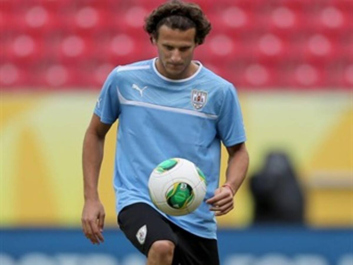 Mala experiencia en un ascensor para Forlán, Pérez y Eguren