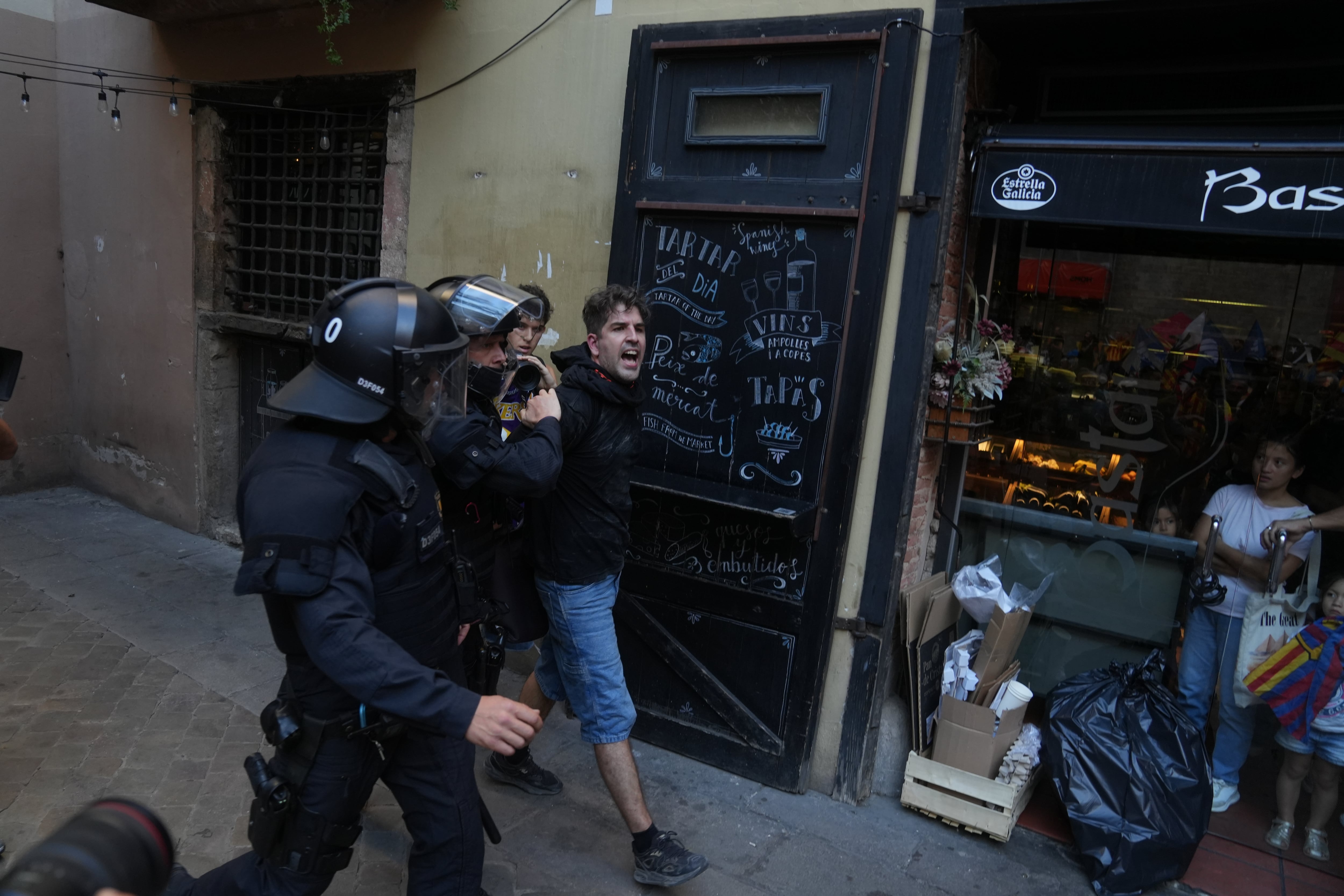 BARCELONA CATALONIA, SPAIN - SEPTEMBER 10: A person arrested during a wreath-laying ceremony at the Fossar de les Moreres on 10 September 2026. Imagen tomaad de Getty Imagenes (Crédito: Europa Press News / Colaborador)