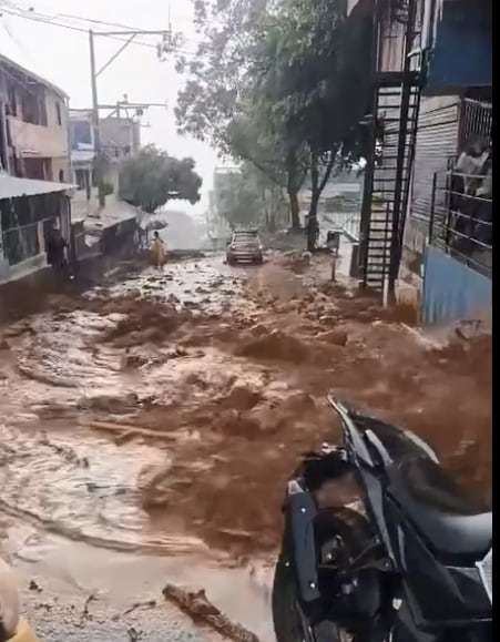 Emergencias en Bello por un fuerte aguacero - video cortesía