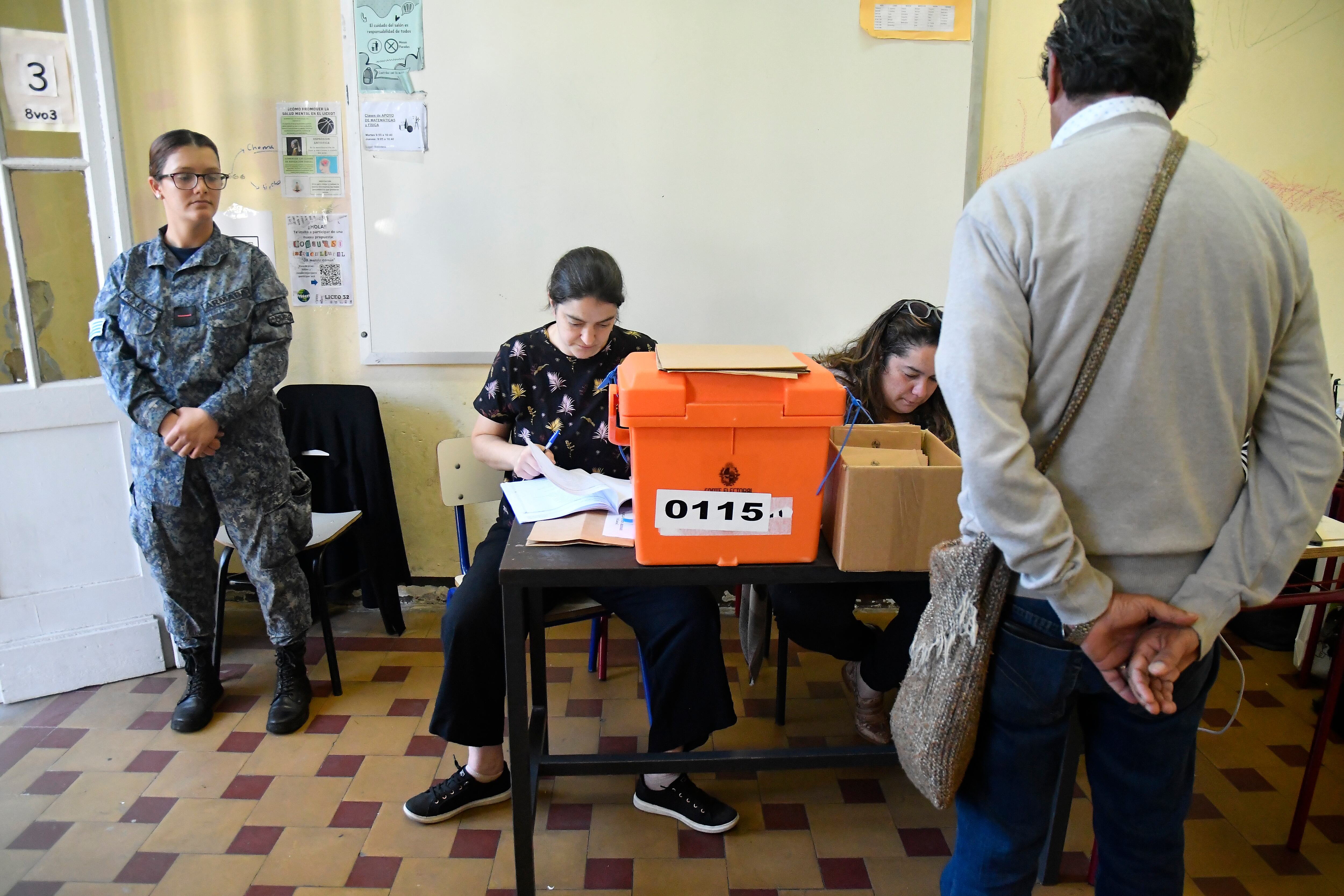 AME1798. MONTEVIDEO (URUGUAY), 27/10/2024.- Una persona espera para depositar su voto en una colegio electoral, este domingo en Montevideo (Uruguay). Un 40,6 % del padrón electoral votó en las elecciones presidenciales y parlamentarias de Uruguay hasta el mediodía de este domingo, según confirmaron a la Agencia EFE fuentes de la Corte Electoral. Este número marca una clara diferencia con las primarias celebradas en junio, cuando entre las 8:00 hora local (11:00 GMT) y las 12:00 (15:00 GMT) lo había hecho un 12 %. EFE/ Stringer