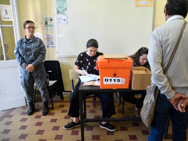 AME1798. MONTEVIDEO (URUGUAY), 27/10/2024.- Una persona espera para depositar su voto en una colegio electoral, este domingo en Montevideo (Uruguay). Un 40,6 % del padrón electoral votó en las elecciones presidenciales y parlamentarias de Uruguay hasta el mediodía de este domingo, según confirmaron a la Agencia EFE fuentes de la Corte Electoral. Este número marca una clara diferencia con las primarias celebradas en junio, cuando entre las 8:00 hora local (11:00 GMT) y las 12:00 (15:00 GMT) lo había hecho un 12 %. EFE/ Stringer
