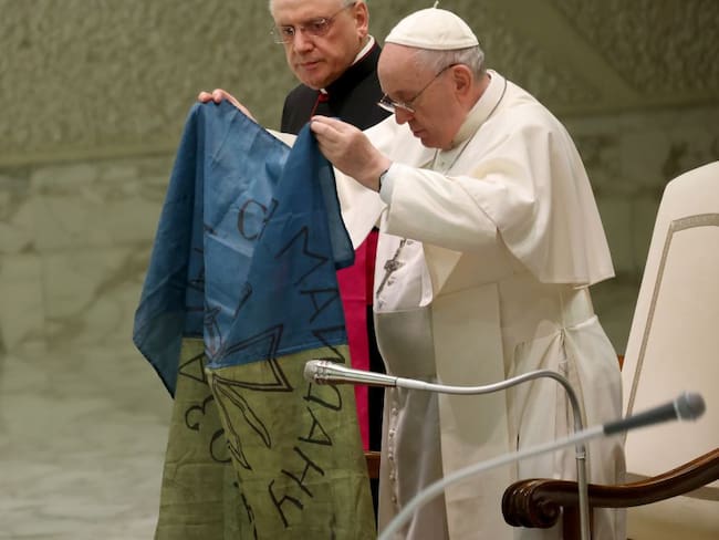 El Sumo Pontífice con una bandera Ucraniana.