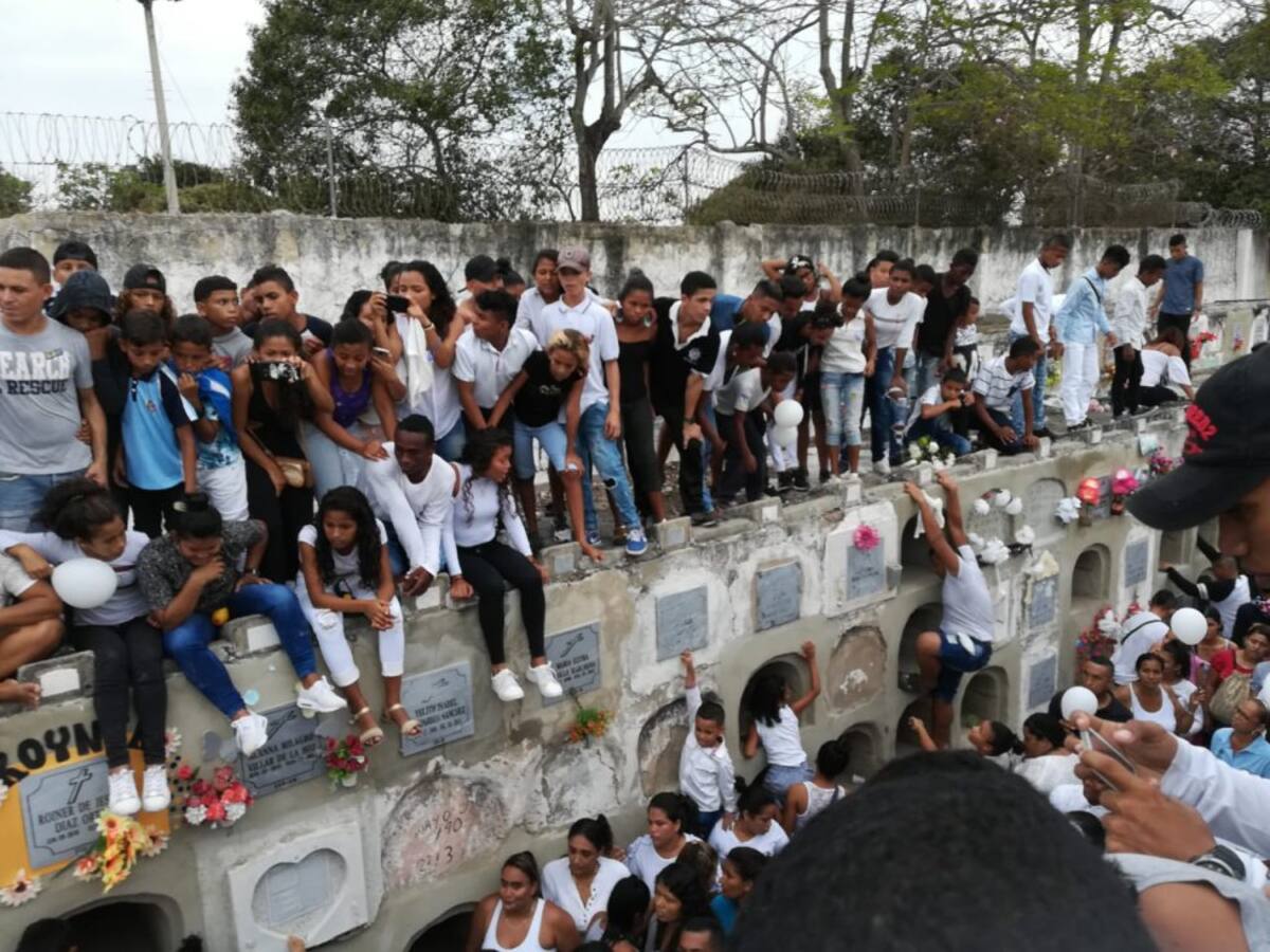 Varios amigos de María José también estuvieron presentes en el sepelio