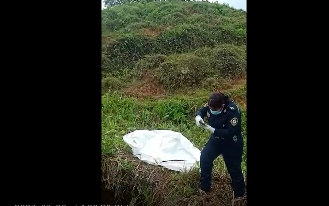 Bomberos recuperando cadáver- captura video cortesía para Caracol Radio