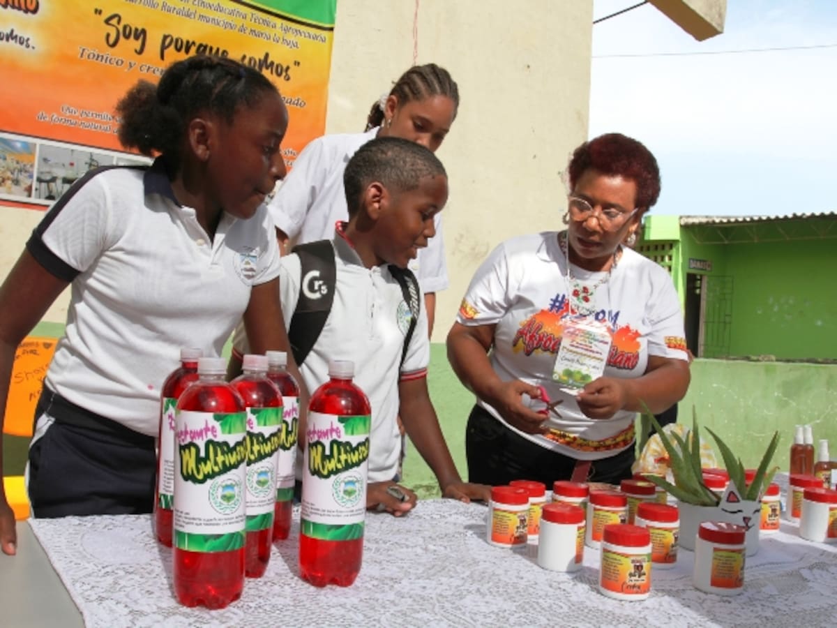 Colegio de María La Baja realizó ‘Feria Escolar’ de estudiantes emprendedores