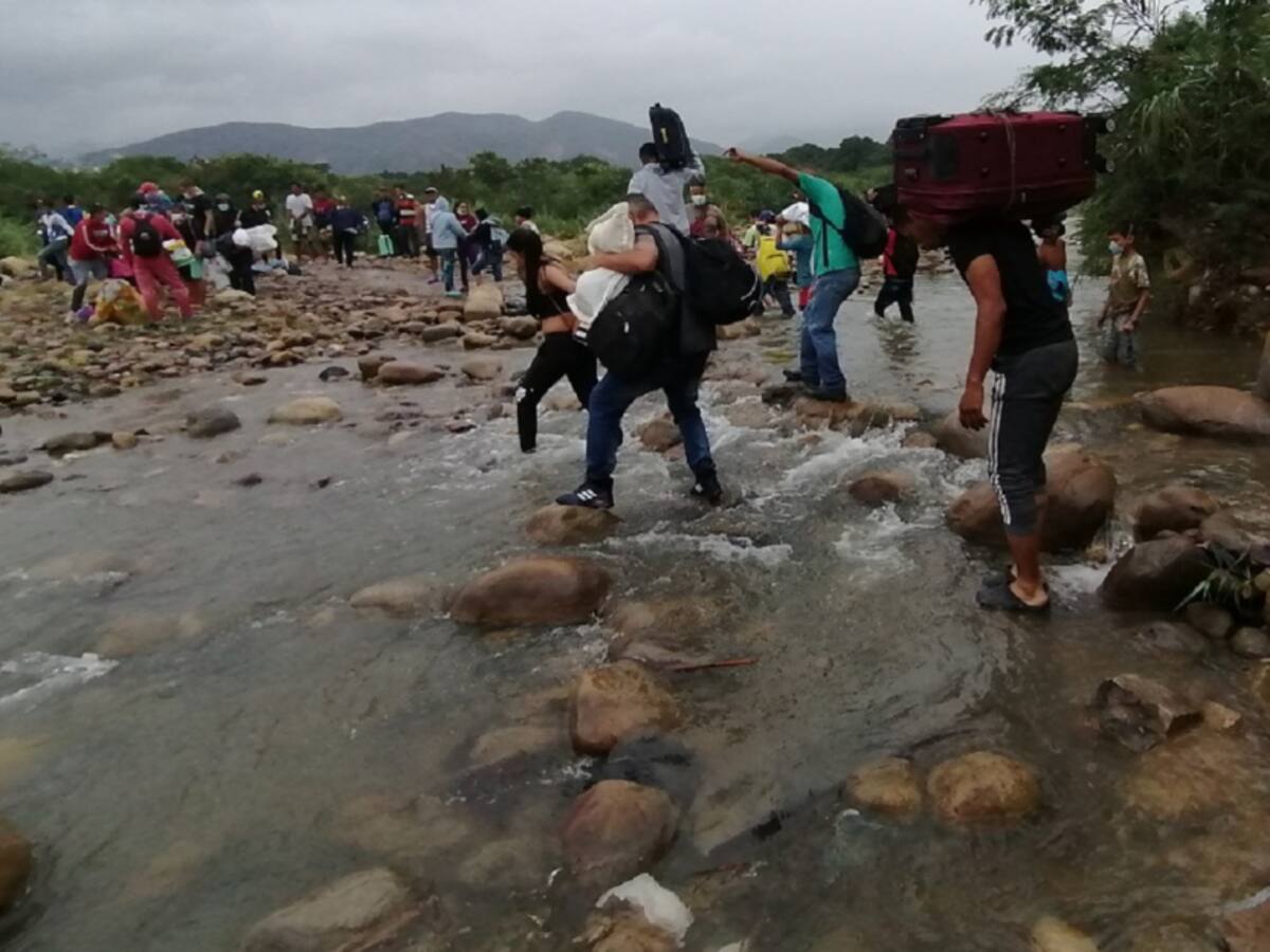 En improvisadas canoas extranjeros intentan ingresar a Colombia