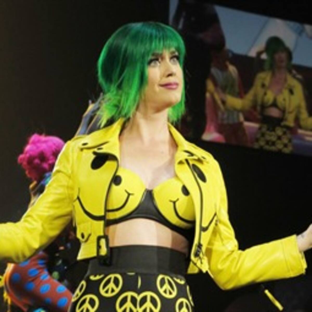 Katy Perry se mantiene fiel a la moda de su adolescencia