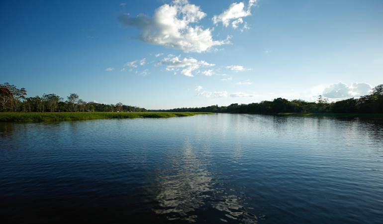El río Amazonas es el canal de comunicación de la capital del Amazonas. Convergen tres fronteras Brasil, Perú y Colombia. Su riqueza cultural y visual no tiene comparación. 