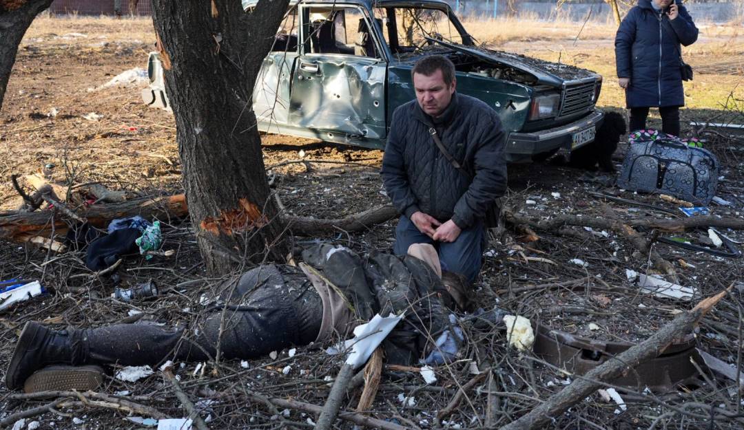 Hombre junto al cuerpo de un ucraniano fallecido tras un bombardeo ruso en la ciudad de Kharkiv.                   Foto: Getty 