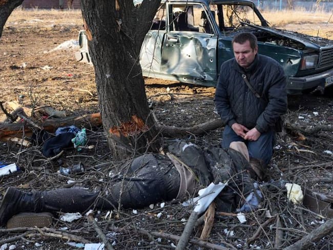 Hombre junto al cuerpo de un ucraniano fallecido tras un bombardeo ruso en la ciudad de Kharkiv.                   Foto: Getty 