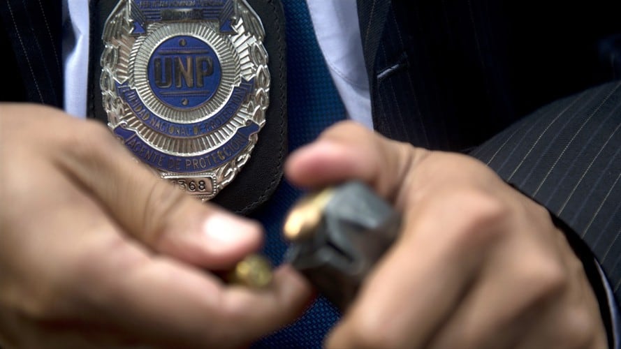 Escoltas de la Unidad Nacional de Protección protestan en Popayán. Foto: Getty Images