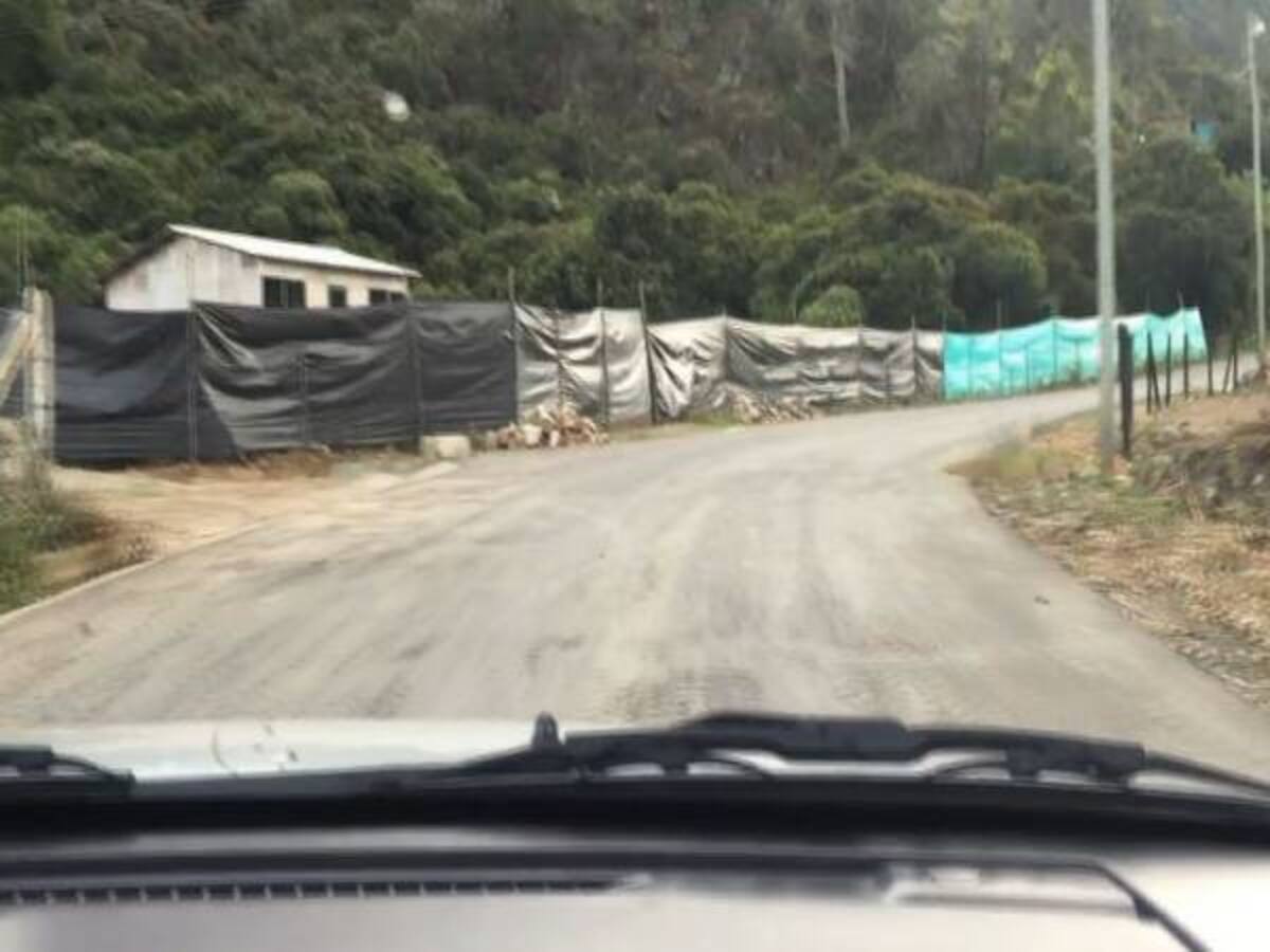 El kilómetro del millón de dólares. Así se habrían robado una vía en Cundinamarca