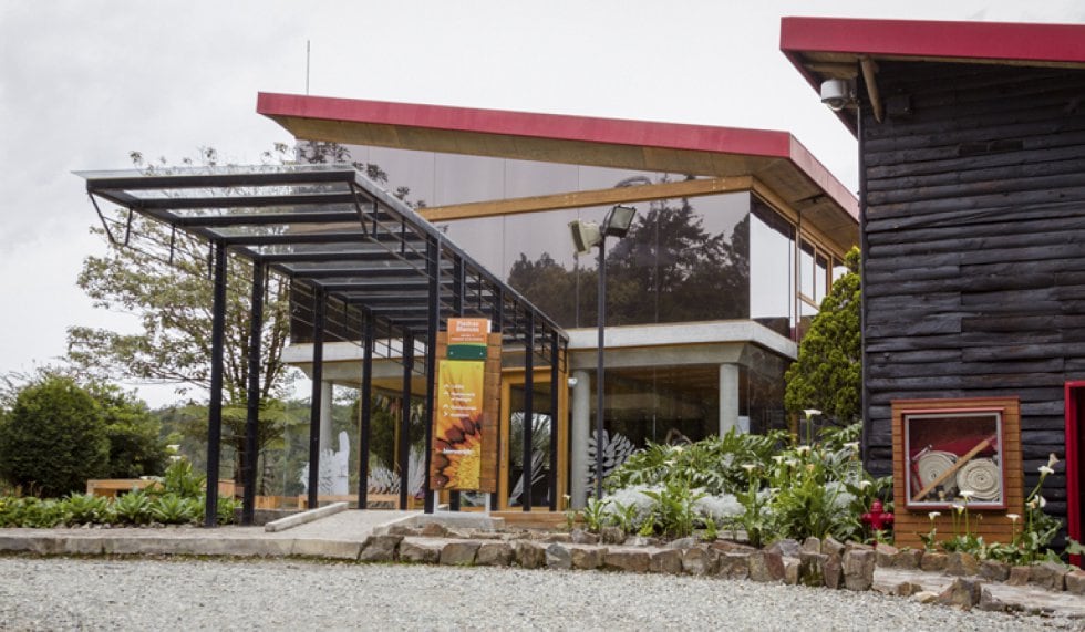 En medio de una reserva forestal, en el corregimiento de Santa Elena se puede alojar en el Hotel y Parque Ecológico Piedras Blancas, con capacidad de alojamiento de 96 personas. Un espacio ideal para los amantes de la naturaleza que también gustan de la comodidad y servicio de los grandes hoteles 5 estrellas. Además del alojamiento, puede disfrutar de un parque en medio del bosque, el mariposario y las más de 9000 especies de insectos que se encuentran exhibidos en el insectario que lo sorprenderán, además del paseo en bote que puede realizar por la represa que se puede divisar desde las habitaciones.