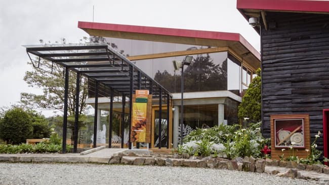 En medio de una reserva forestal, en el corregimiento de Santa Elena se puede alojar en el Hotel y Parque Ecológico Piedras Blancas, con capacidad de alojamiento de 96 personas. Un espacio ideal para los amantes de la naturaleza que también gustan de la comodidad y servicio de los grandes hoteles 5 estrellas. Además del alojamiento, puede disfrutar de un parque en medio del bosque, el mariposario y las más de 9000 especies de insectos que se encuentran exhibidos en el insectario que lo sorprenderán, además del paseo en bote que puede realizar por la represa que se puede divisar desde las habitaciones.