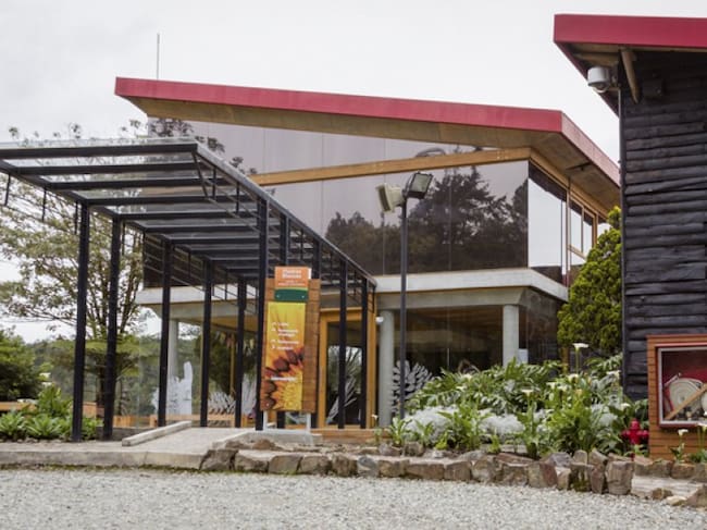En medio de una reserva forestal, en el corregimiento de Santa Elena se puede alojar en el Hotel y Parque Ecológico Piedras Blancas, con capacidad de alojamiento de 96 personas. Un espacio ideal para los amantes de la naturaleza que también gustan de la comodidad y servicio de los grandes hoteles 5 estrellas. Además del alojamiento, puede disfrutar de un parque en medio del bosque, el mariposario y las más de 9000 especies de insectos que se encuentran exhibidos en el insectario que lo sorprenderán, además del paseo en bote que puede realizar por la represa que se puede divisar desde las habitaciones.