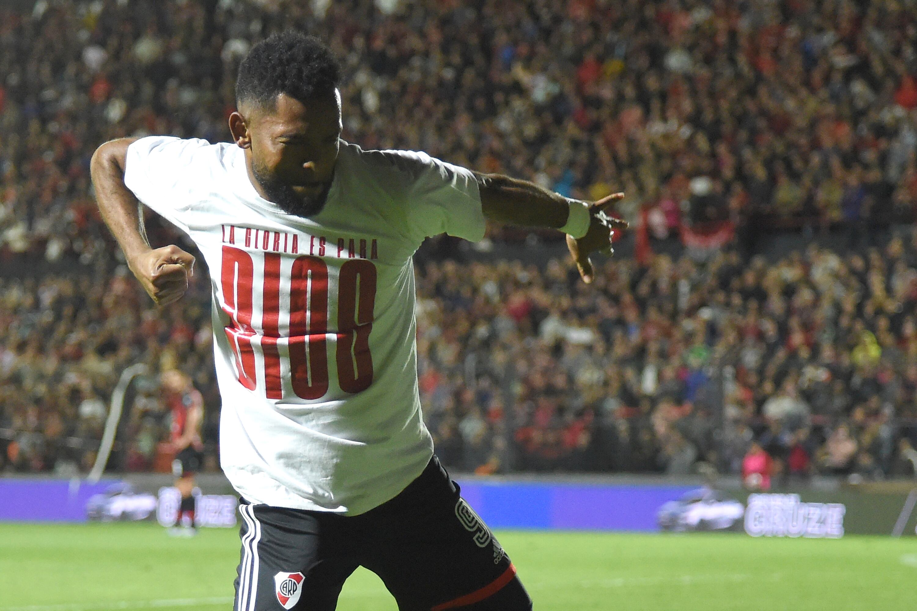 PARANA, ARGENTINA - OCTOBER 09: Miguel Borja of River Plate celebrates after scoring the first goal of his team during a match between Patronato and River Plate as part of Liga Profesional 2022 at Presbítero Bartolomé Grella Stadium on October 9, 2022 in Parana, Argentina. (Photo by Luciano Bisbal/Getty Images)