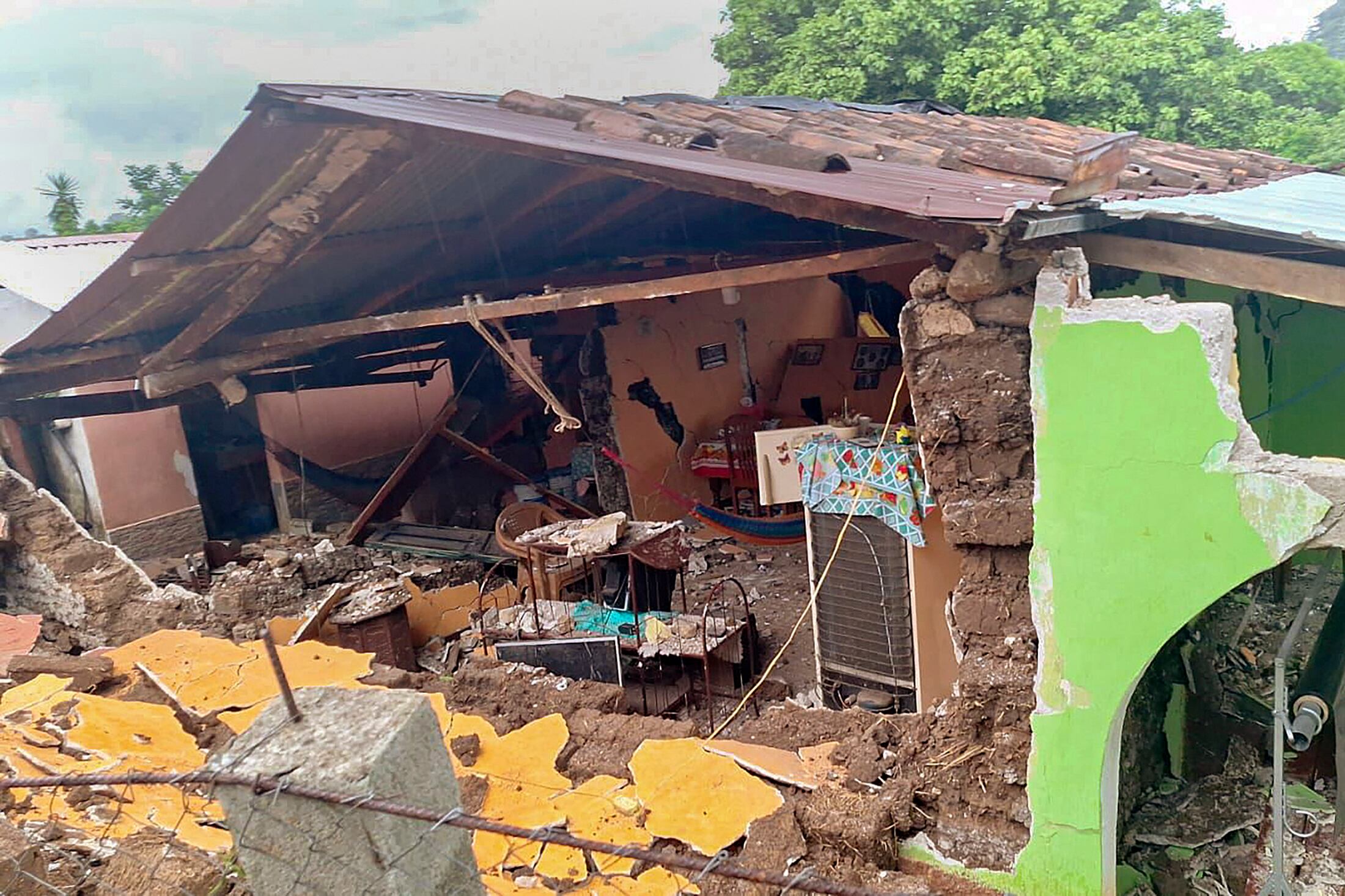 Handout picture released by Guatemala's Bomberos Municipales Departamentales shows a collapsed house after a series of earthquakes in Comapa, Guatemala July 29, 2025. Two earthquakes of 5.6 and 5.3 magnitude shook Guatemala this on July 29, 2025, affecting houses in two southeast towns, near the border with El Salvador. (Photo by Bomberos Municipales Departamentales / Guatemala's Bomberos Municipales Departamentales / AFP) / RESTRICTED TO EDITORIAL USE - MANDATORY CREDIT "AFP PHOTO / Guatemala's Bomberos Municipales Departamentales / HANDOUT / " - NO MARKETING NO ADVERTISING CAMPAIGNS - DISTRIBUTED AS A SERVICE TO CLIENTS