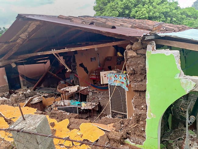 Handout picture released by Guatemala's Bomberos Municipales Departamentales shows a collapsed house after a series of earthquakes in Comapa, Guatemala July 29, 2025. Two earthquakes of 5.6 and 5.3 magnitude shook Guatemala this on July 29, 2025, affecting houses in two southeast towns, near the border with El Salvador. (Photo by Bomberos Municipales Departamentales / Guatemala's Bomberos Municipales Departamentales / AFP) / RESTRICTED TO EDITORIAL USE - MANDATORY CREDIT "AFP PHOTO / Guatemala's Bomberos Municipales Departamentales / HANDOUT / " - NO MARKETING NO ADVERTISING CAMPAIGNS - DISTRIBUTED AS A SERVICE TO CLIENTS