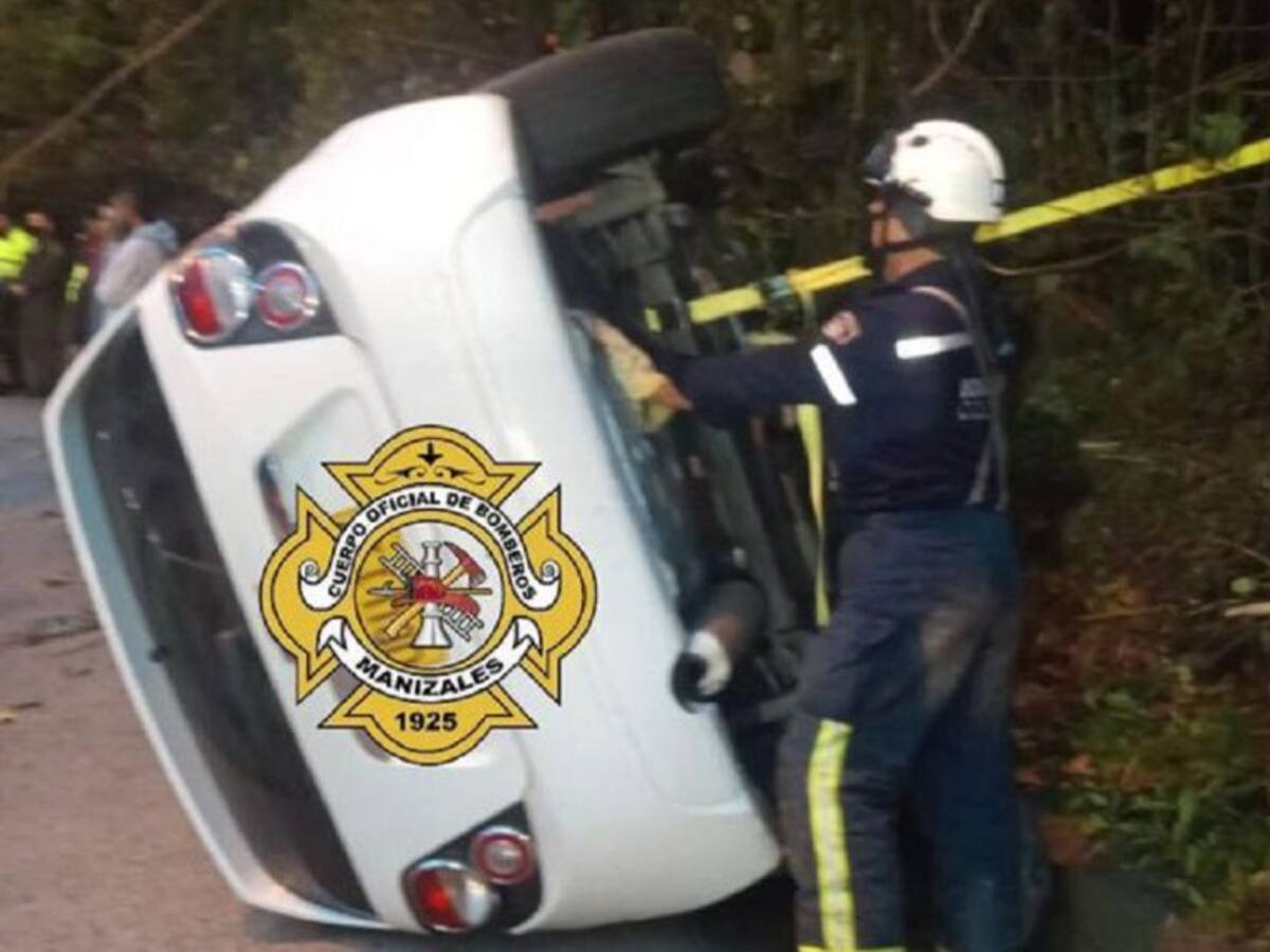 Por posible exceso de velocidad, vehículo se volcó en avenida de Manizales