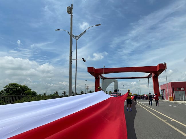Bandera más larga del mundo en el malecón - Caracol Radio