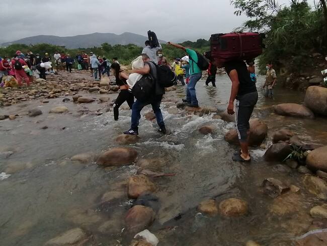 Migrantes pasando a Colombia por "trochas"