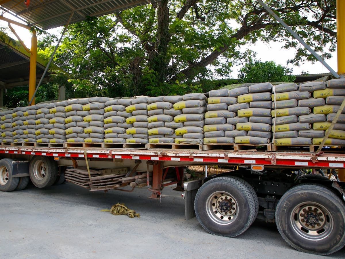 Argos dona cargamento de cemento para construir viviendas en Santa Marta