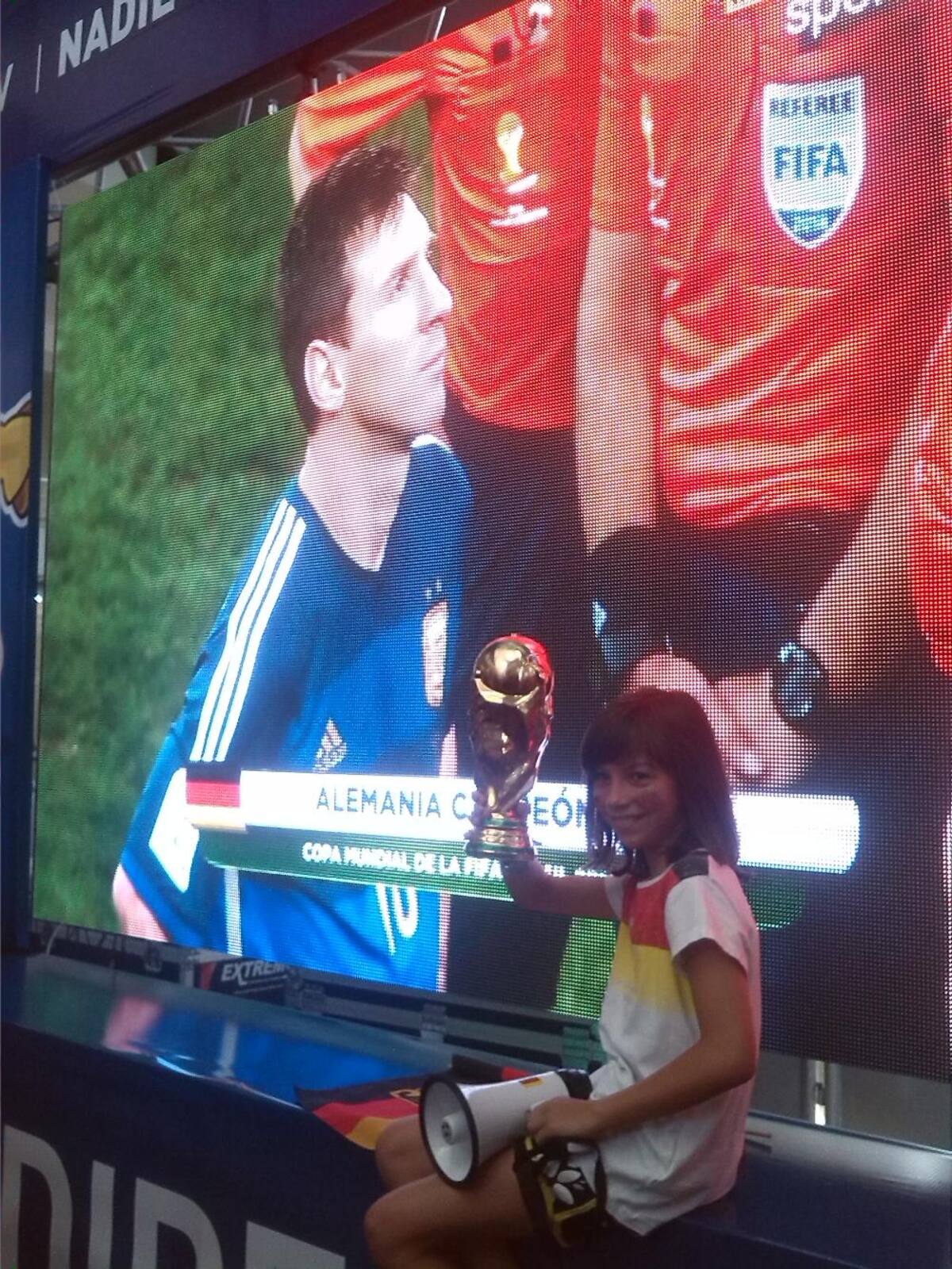 Con cornetas, banderas y cerveza la colonia alemana celebró el triunfo en el centro comercial Premium Plaza.