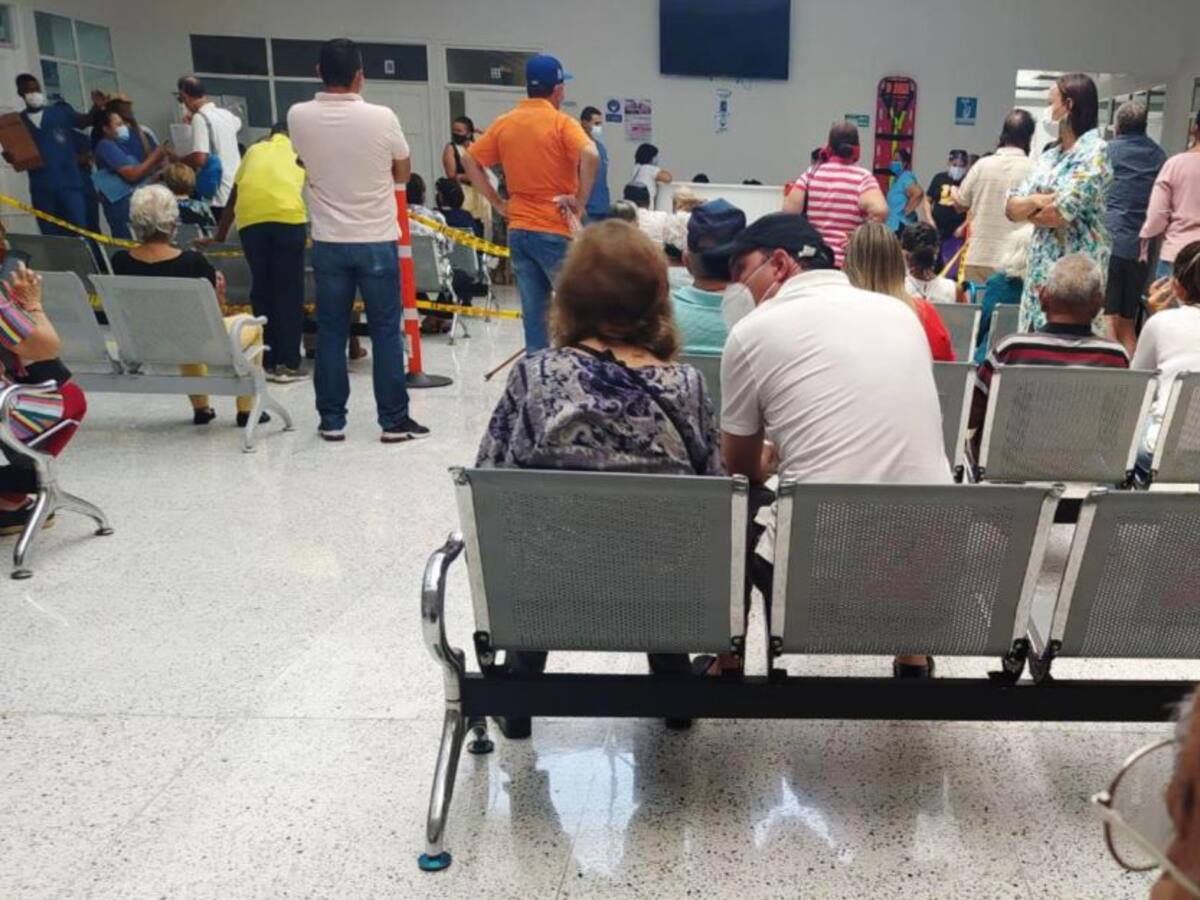 Denuncian aglomeración en punto de vacunación del Hospital Naval