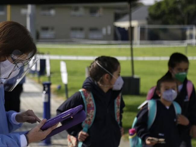Retiro del tapabocas en entornos escolares