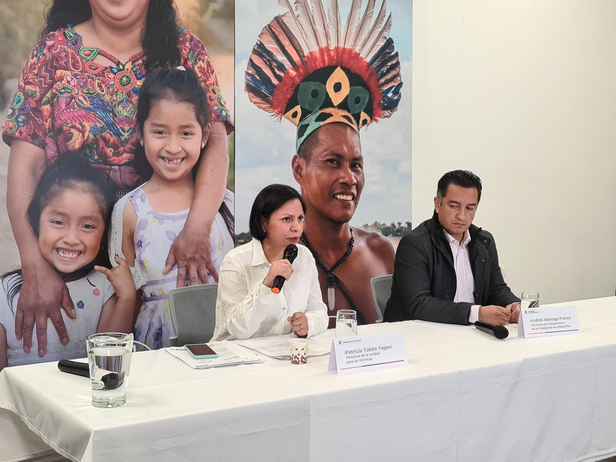 Directora de la Unidad para las Víctimas, Patricia Tobón; y secretario de Transparencia de la Presidencia, Andrés Idárraga / Foto: Twitter @UnidadVictimas