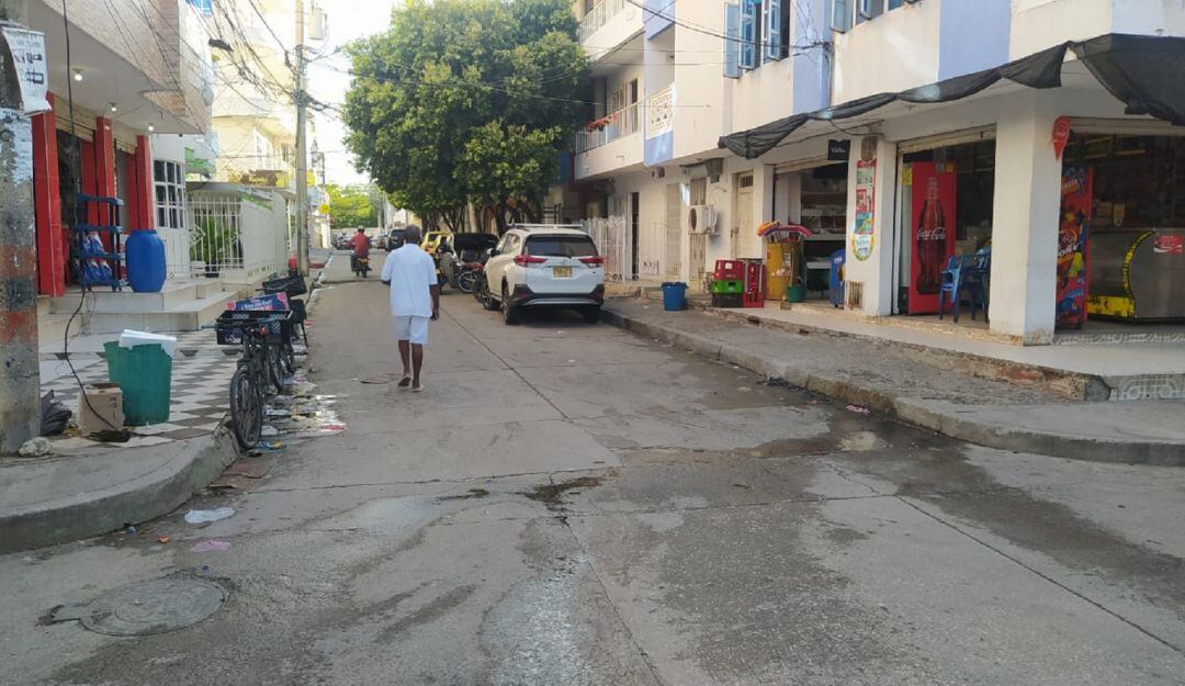 Los habitantes no se aguantan los olores fétidos que emana la alcantarilla