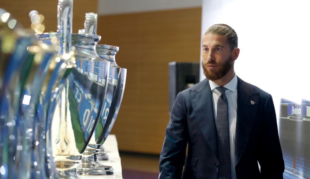 Sergio Ramos contempla a sus cuatro trofeos de la Liga de Campeones alcanzados como jugador del Real Madrid.