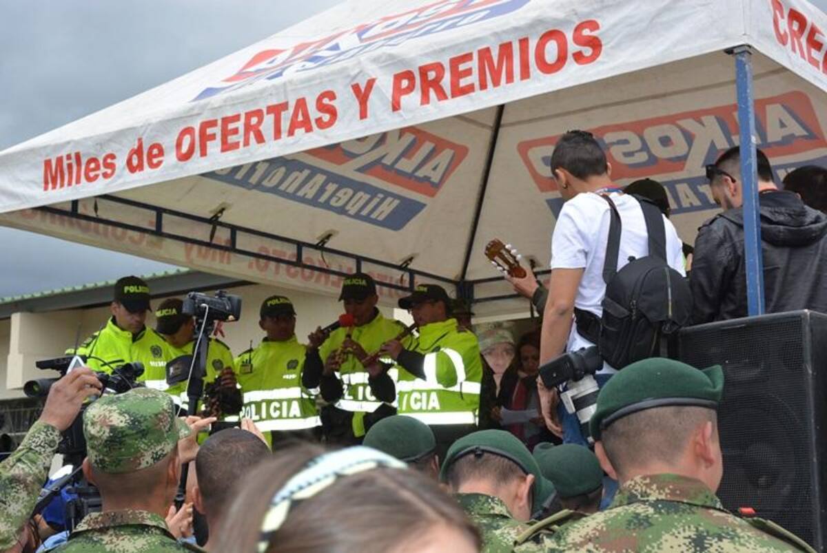El artista colombiano se tomó fotos con los uniformados. Foto: Caracol Radio