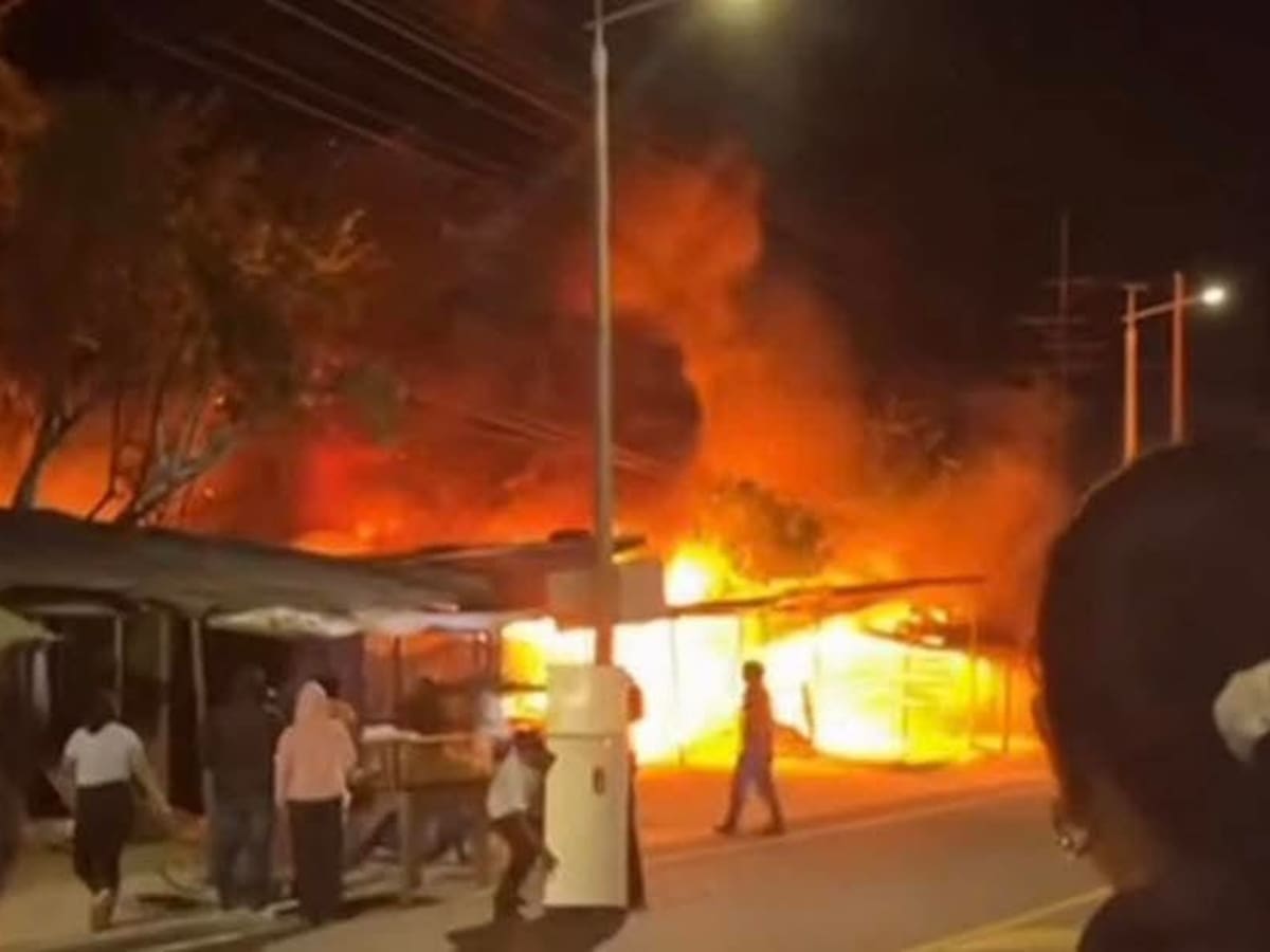 Incendio estructural arrasa cinco locales comerciales en Altamira, Huila