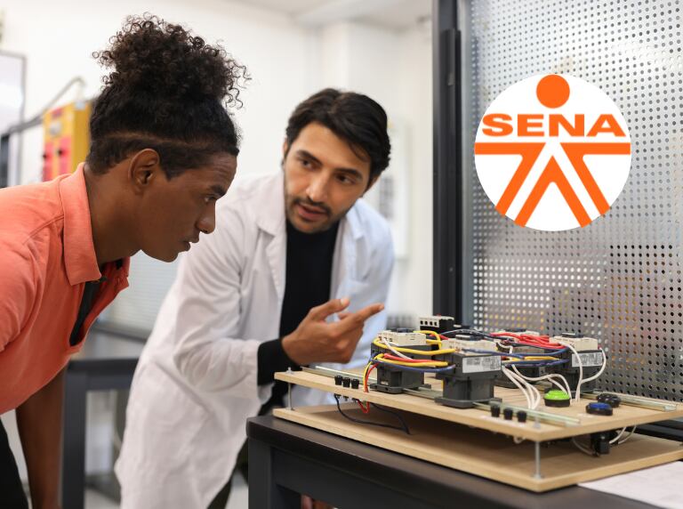 Estudiante del SENA en clase con el Instructor (Getty Images)