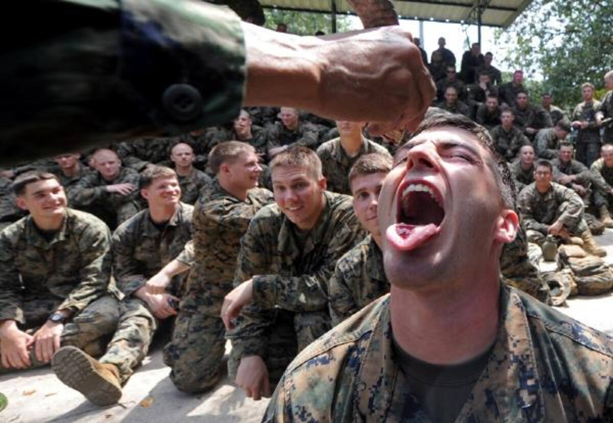 "Beber agua contaminada puede causar problemas potencialmente mortales en la selva. Si no hay agua, beber sangre podría ser utilizado, pero como último recurso. "Dice el sargento Daniel Hernández del ejército de EE.UU.