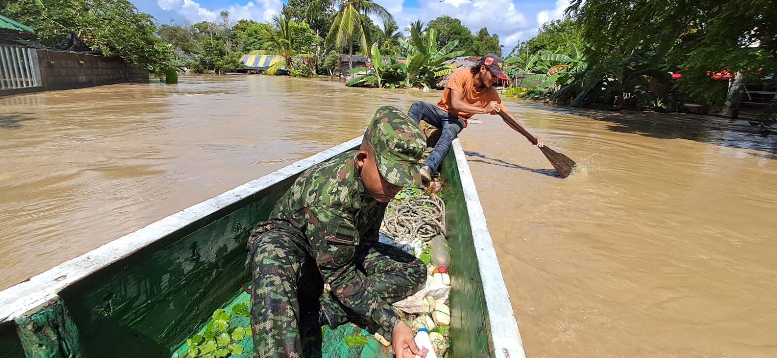Cerca de 200 militares brindan asistencia humanitaria a población afectada por inundaciones en Córdoba. Foto: Ejército.
