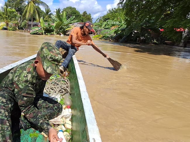Cerca de 200 militares brindan asistencia humanitaria a población afectada por inundaciones en Córdoba. Foto: Ejército.