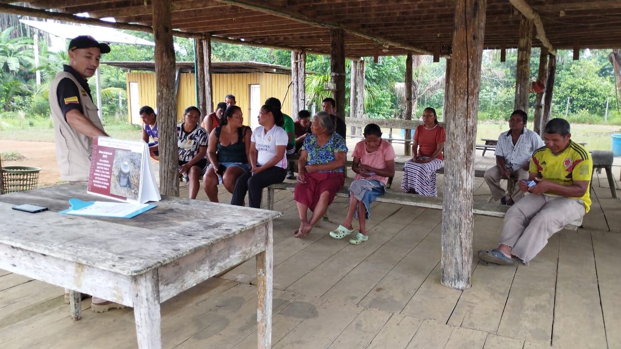 Indígenas del Vaupés reciben capacitación sobre minas antipersonal y cómo evitarlas. Cortesía: Ejército Nacional.