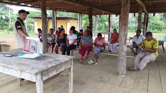 Indígenas del Vaupés reciben capacitación sobre minas antipersonal y cómo evitarlas. Cortesía: Ejército Nacional.