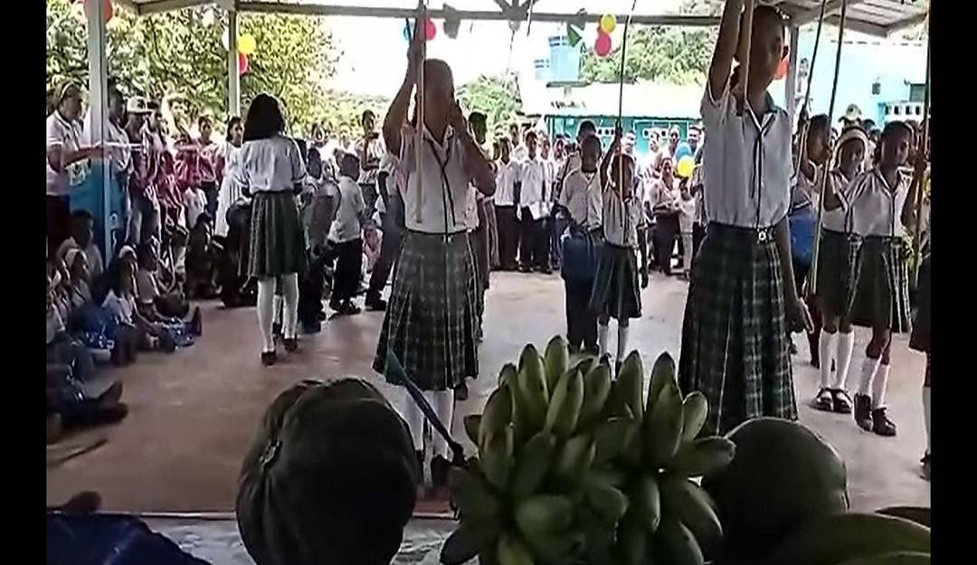Banda del colegio de Puerto Frasquillo.