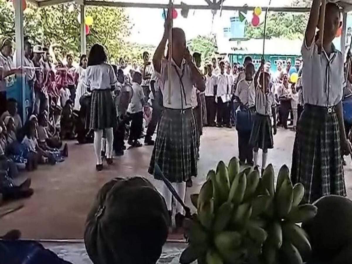 Con materiales reciclables, niños recrean una banda marcial en Puerto Frasquillo