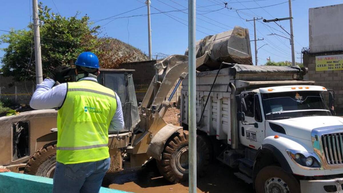 Puerto de Santa Marta limpia las calles de Pescaíto afectadas por la lluvia
