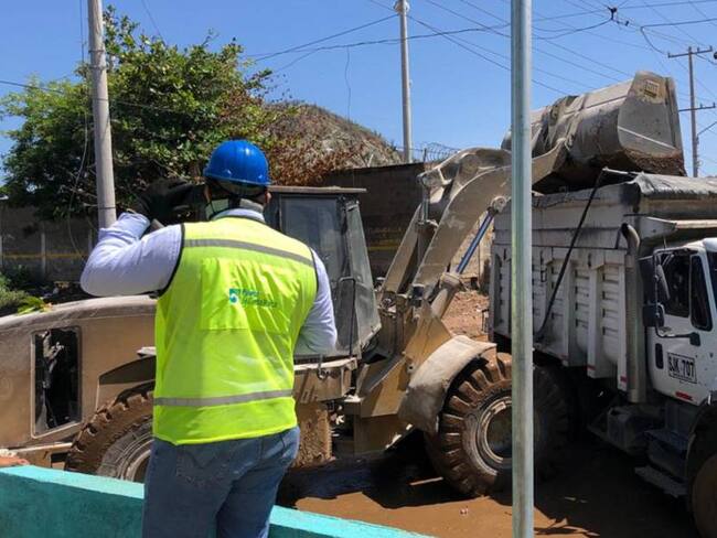 Puerto de Santa Marta limpia las calles de Pescaíto afectadas por la lluvia