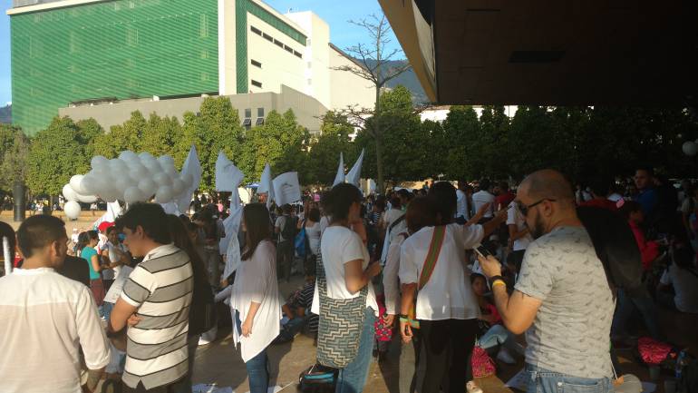 Personas concentradas en el parque de Los Deseos en la marcha por la paz