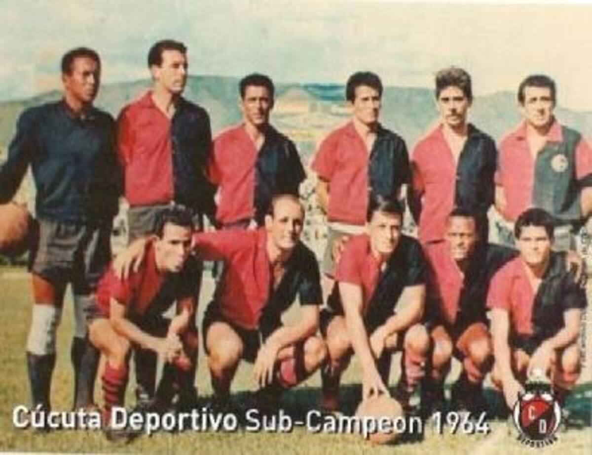 CÚCUTA SUBCAMPEÓN 1964ARRIBA IZD-DER: Heriberto Solís, Julio Castillo, Mario Sanclemente, Tulio Niño, Víctor Pignarelli y Omar Ives Ayala. ABAJO IZD-DER: Gilberto “Palomo” Rodríguez, Julio Brucessi, René Tideo Olaza, Guillermo Pedra y Elías “El maestrito” Rincón..