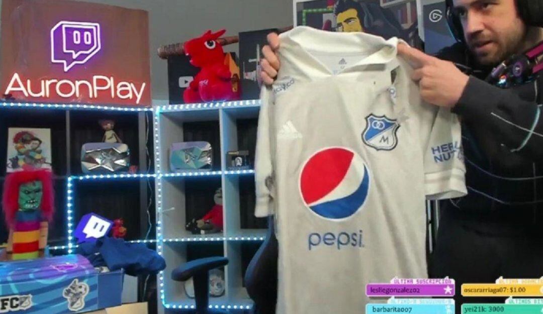 AuronPlay recibió la camiseta de Millonarios con el número 9